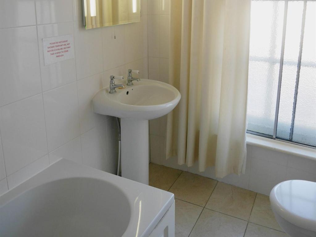 The White Hart Hotel Whitchurch  Bagian luar foto
