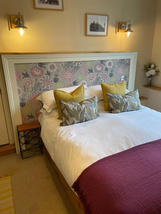 The White Hart Hotel Whitchurch  Bagian luar foto