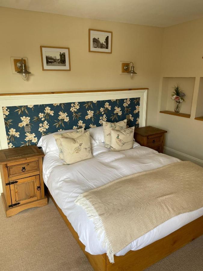 The White Hart Hotel Whitchurch  Bagian luar foto