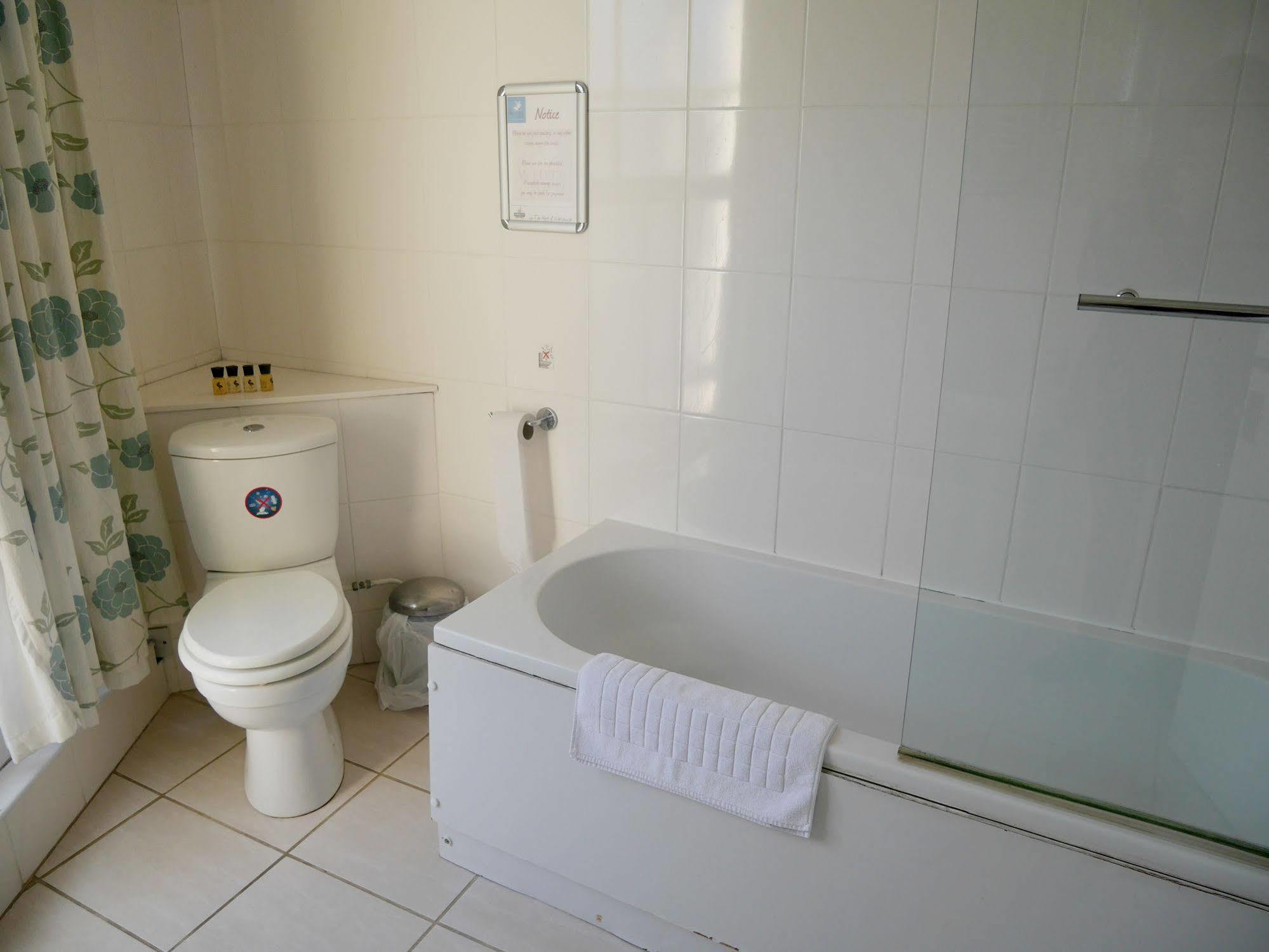 The White Hart Hotel Whitchurch  Bagian luar foto
